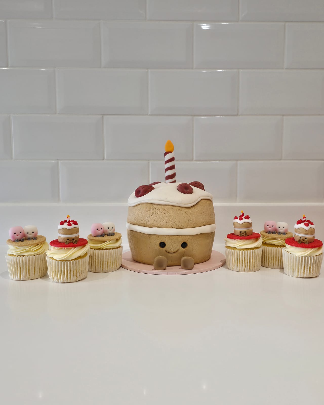 Jelly Cat Cake and Cupcakes